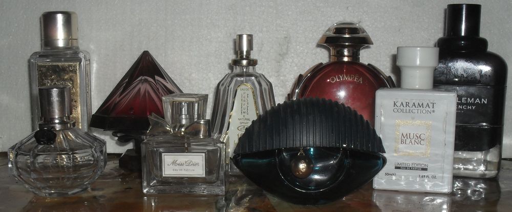 Lot de 9 Flacons vides de parfum. En tr�s bon �tat. 40 Montreuil (93)
