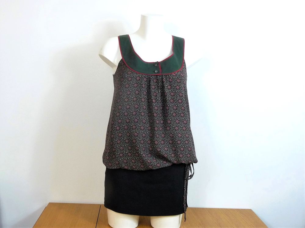 Top Fleuri Vert Fonc� Rouge et Kaki- Ici et Maintenant 12 Paris 15 (75)