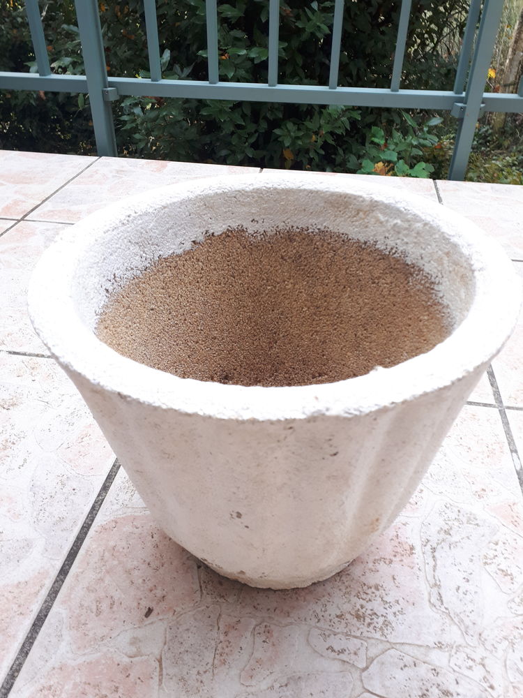 Pot de fleurs en b�ton 20 Montigny-Lencoup (77)