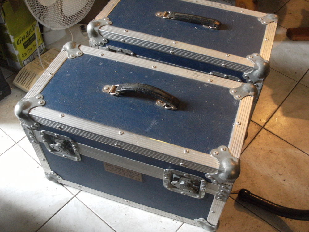 2 FLIGHT CASE/MALETTE AVEC CORNIERES ET COINS EN ALU 40 Faye-d'Anjou (49)