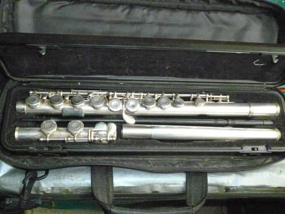 Flute Yamaha 211   (Plateaux pleins) 385 Collonges-la-Rouge (19)