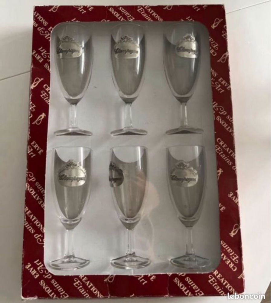 Fl�tes champagne avec �tiquette en �tain 
Vintage 20 Nanterre (92)