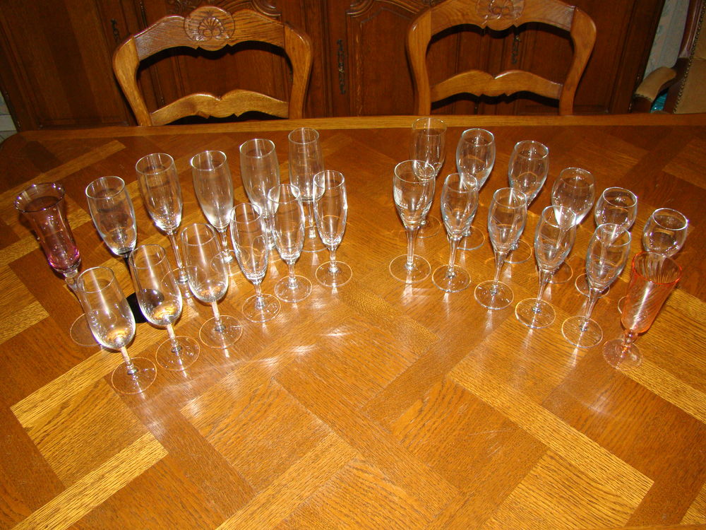 Lot de 24 fl�tes � champagne d�pareill�es
20 Gargenville (78)