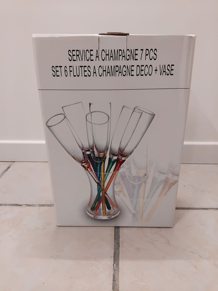 6 fl�tes � Champagne et vase 10 Lolif (50)