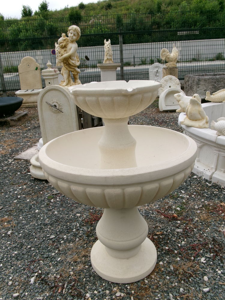 Fontaine centrale en pierre 550 Ch�teau-l'�v�que (24)