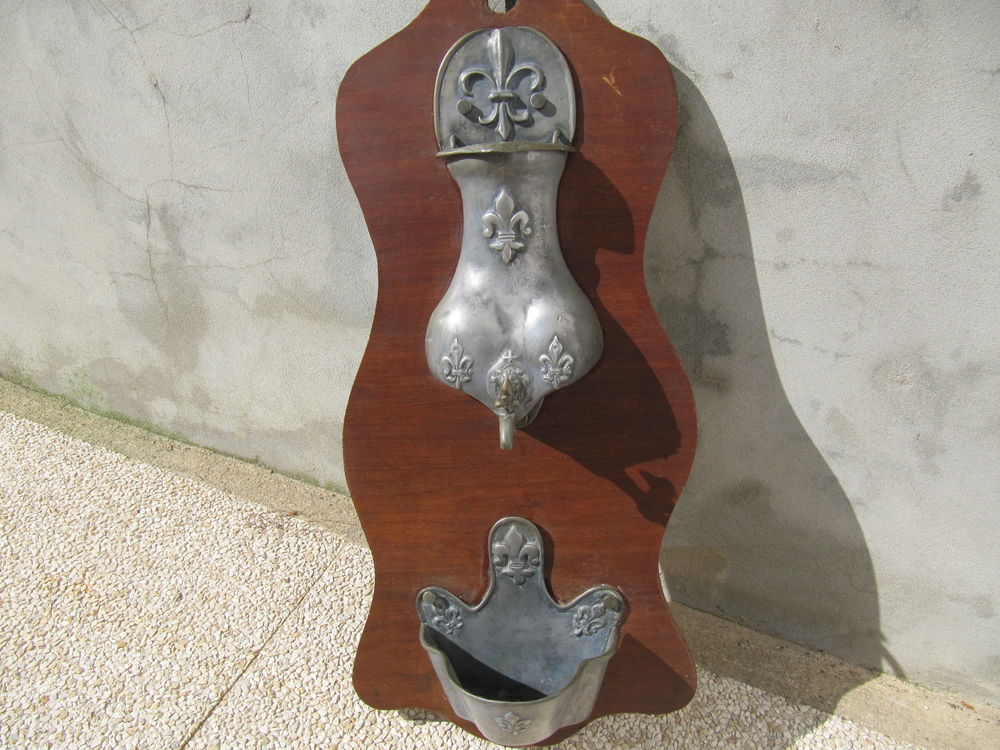 fontaine en �tain ancienne 25 Saint-Pierre-de-Chandieu (69)