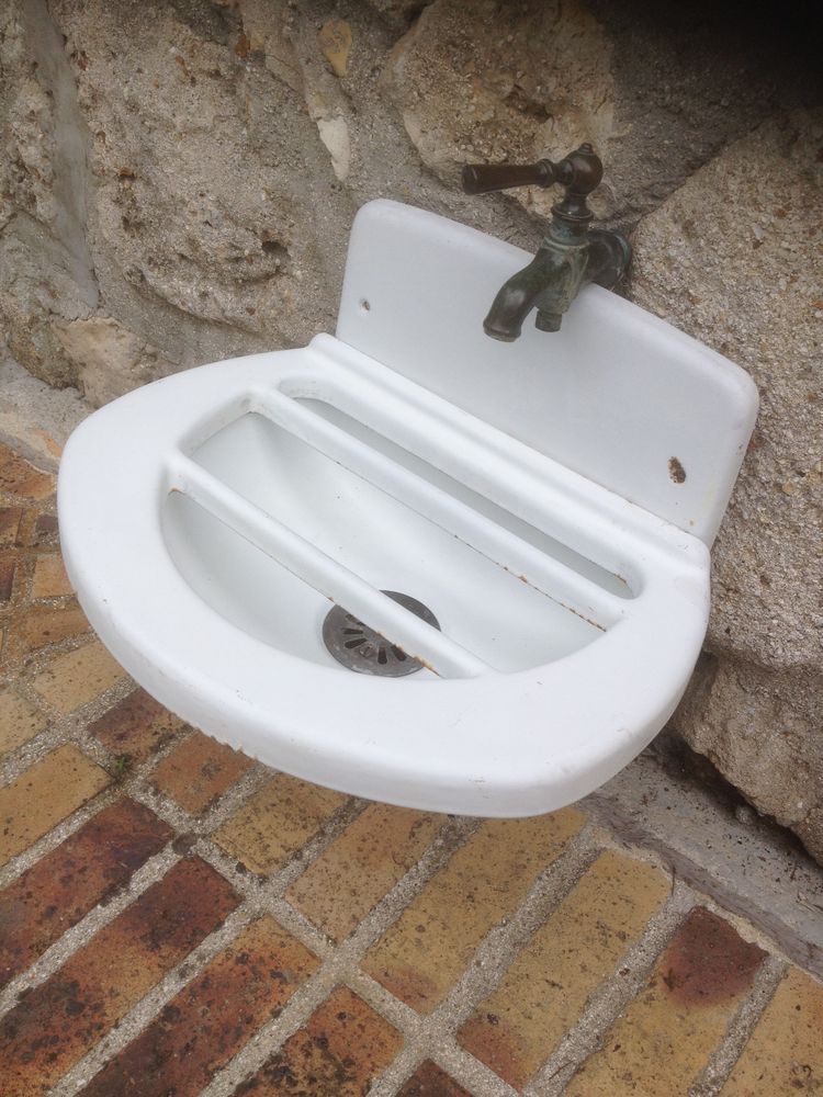 fontaine , �vier fonte �maill�e de cour d'�cole 50 Chalifert (77)