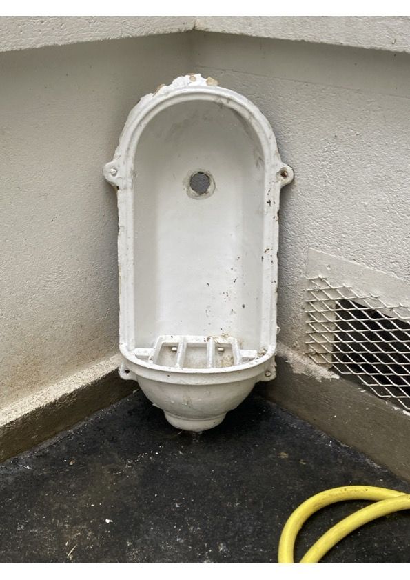 Fontaine �vier en fonte �maill�e blanche 200 Clamart (92)