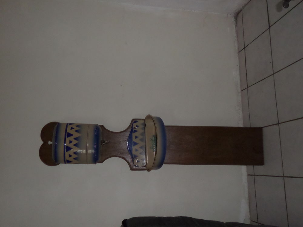 Fontaine , lave main en m�tal �maill� 30 Laissac (12)