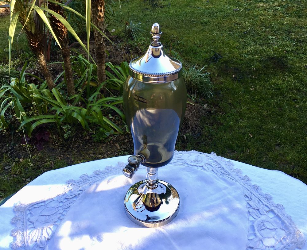 Fontaine � liqueur ancienne � usage d�coratif; verre souffl� 28 Merville (31)