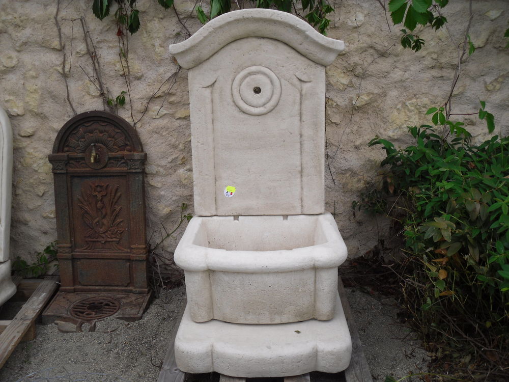 FONTAINE MERIDIONALE    EN PIERRE reconstitu�e 299 Boucagn�res (32)
