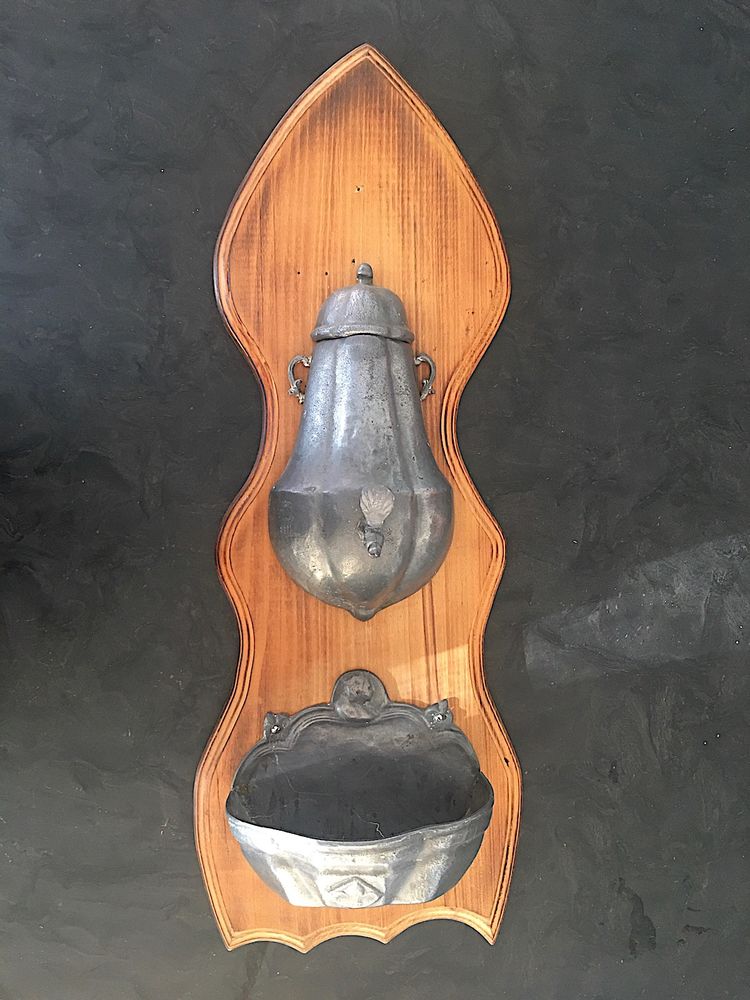 Fontaine murale en etain sur bois 55 Hy�res (83)