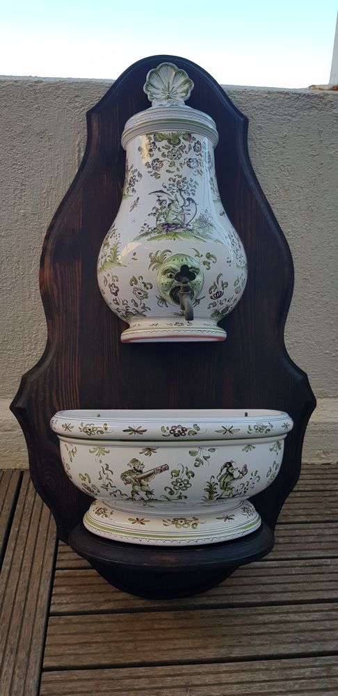 Fontaine murale d'int�rieur fa�ence Moustiers Sainte-Marie - 255 Mandelieu-la-Napoule (06)