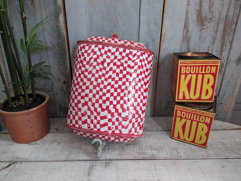 Fontaine Murale T�le �maill�e � Damiers Rouges et Blancs.
79 Loches (37)