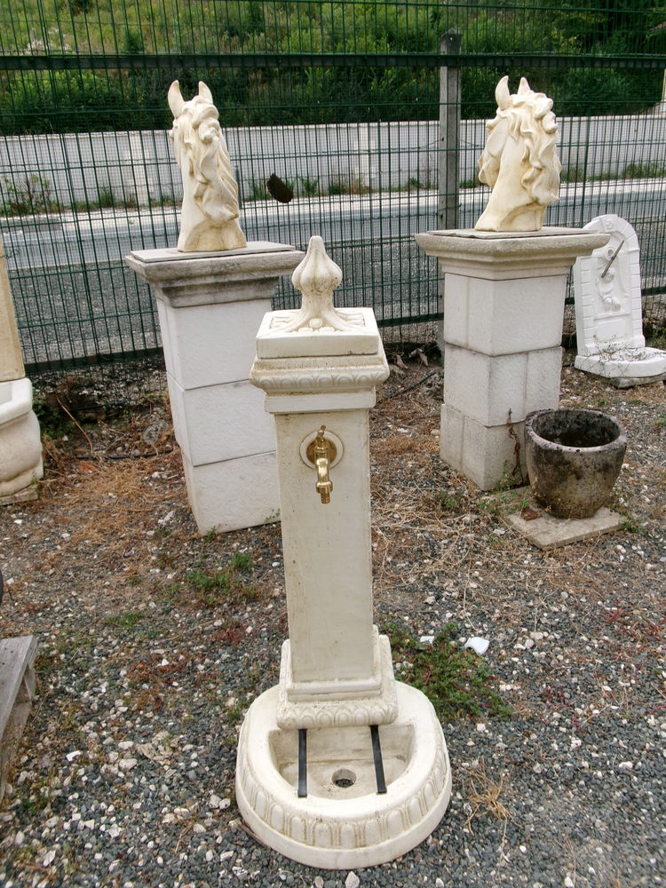 Fontaine en pierre 289 Ch�teau-l'�v�que (24)