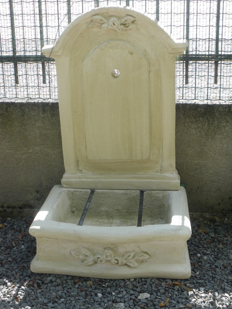 Fontaine en pierre 289 Ch�teau-l'�v�que (24)