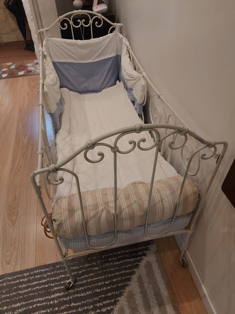 Lit bb fer forg� blanc sur roulettes 80 Saint-�tienne-du-Gr�s (13)