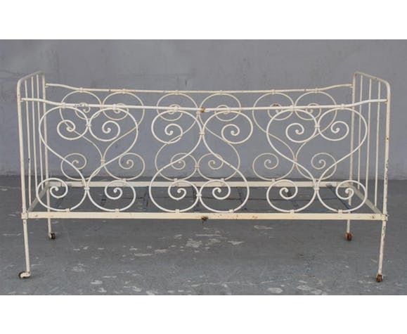 
Lit en fer forg� d'�poque fin XIX�me 
0 Saints (89)