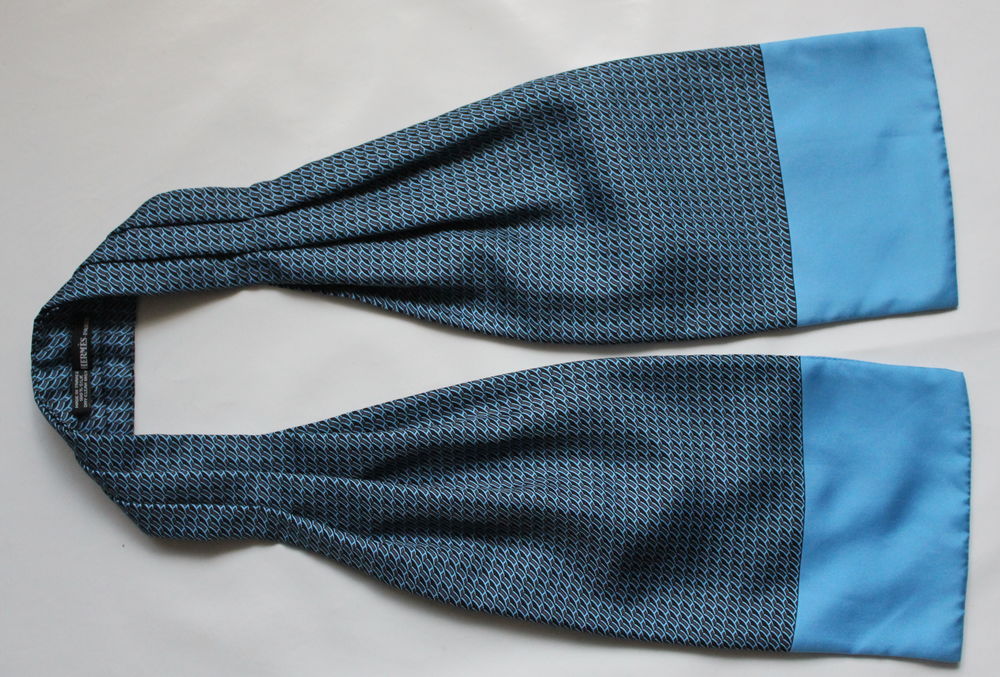 Foulard ascot ou lavalli�re vintage HERMES en soie bleue 150 Issy-les-Moulineaux (92)