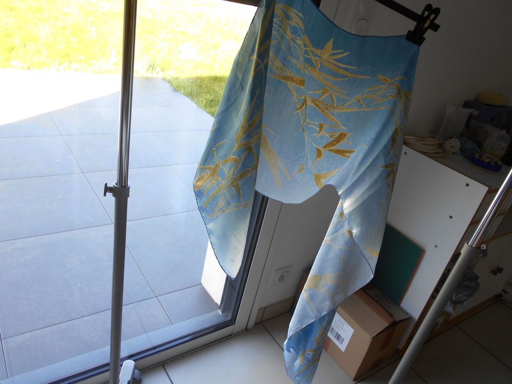 Foulard bleu et dor�e avec Branchages neuf, 100% polyester. 3 Retiers (35)