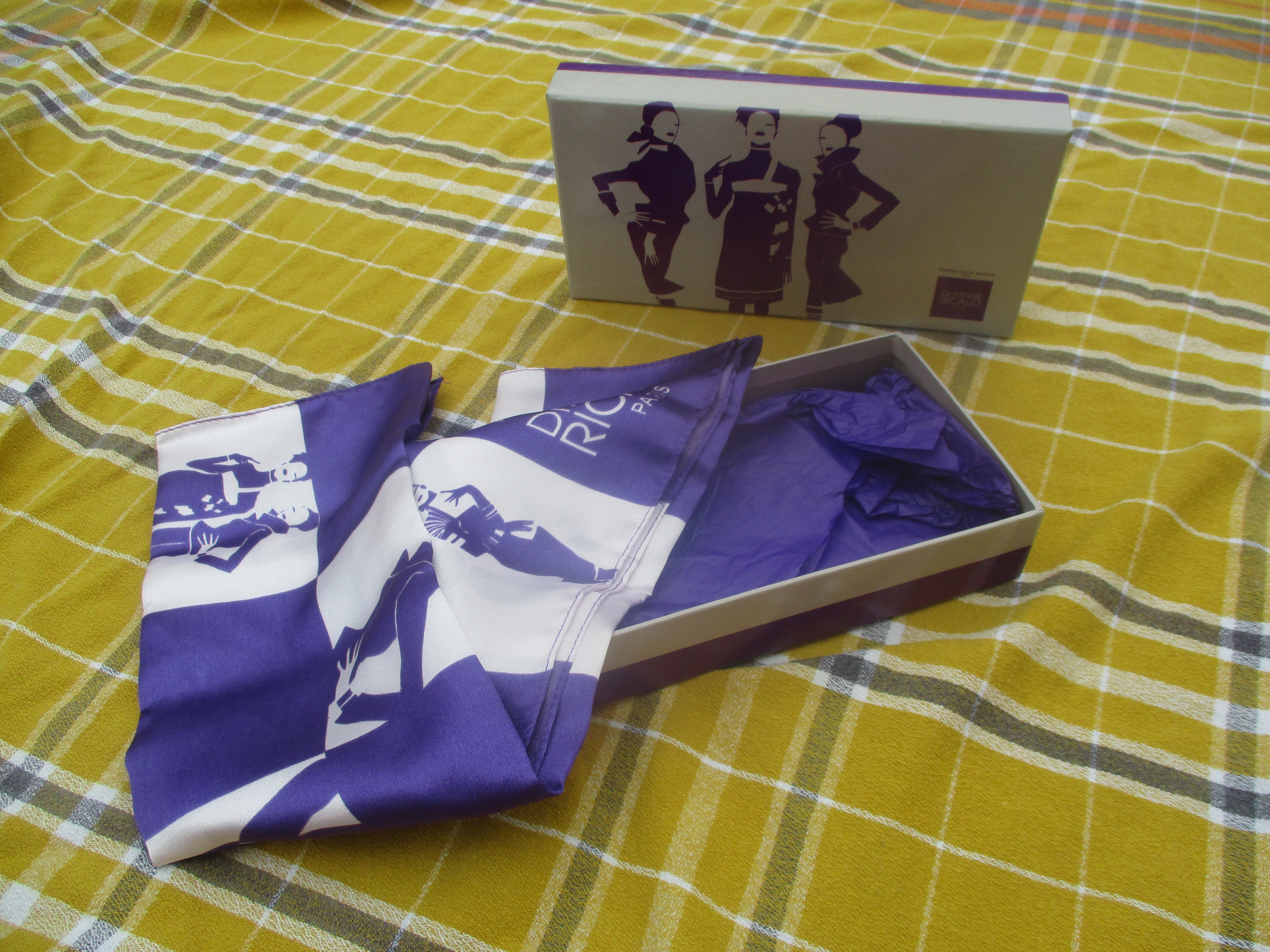 Foulard Carr� Satin� de 51 cm : Marque  Pierre-Louis MASCIA  3 La Fert�-Alais (91)