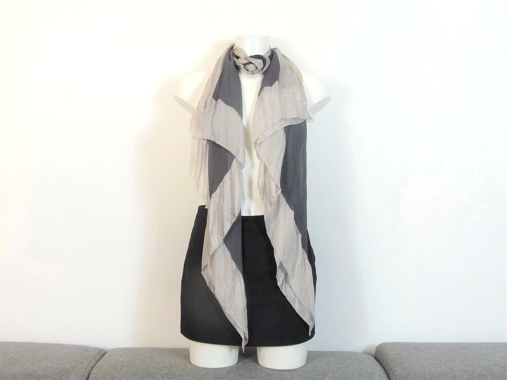 Foulard/ Echarpe Pliss� Gris et Ecru avec son Noeud 60 Paris 15 (75)