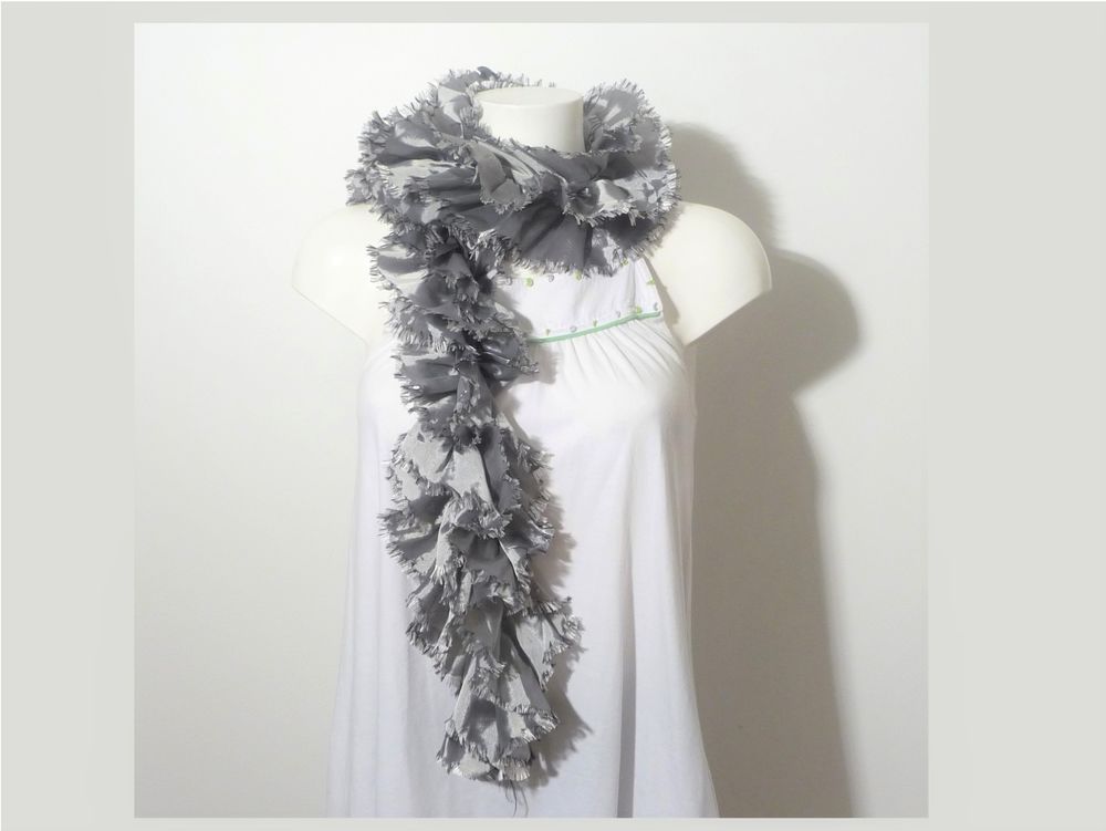 Foulard/ Echarpe en Tissu Gris Argent�- Neuf 10 Paris 15 (75)