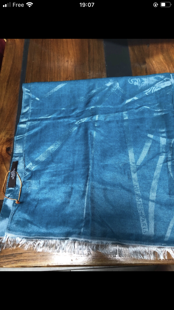 Foulard Herm�s 
50% soif et 50% coton 
En parfait �tat 180 Villeneuve-Loubet (06)