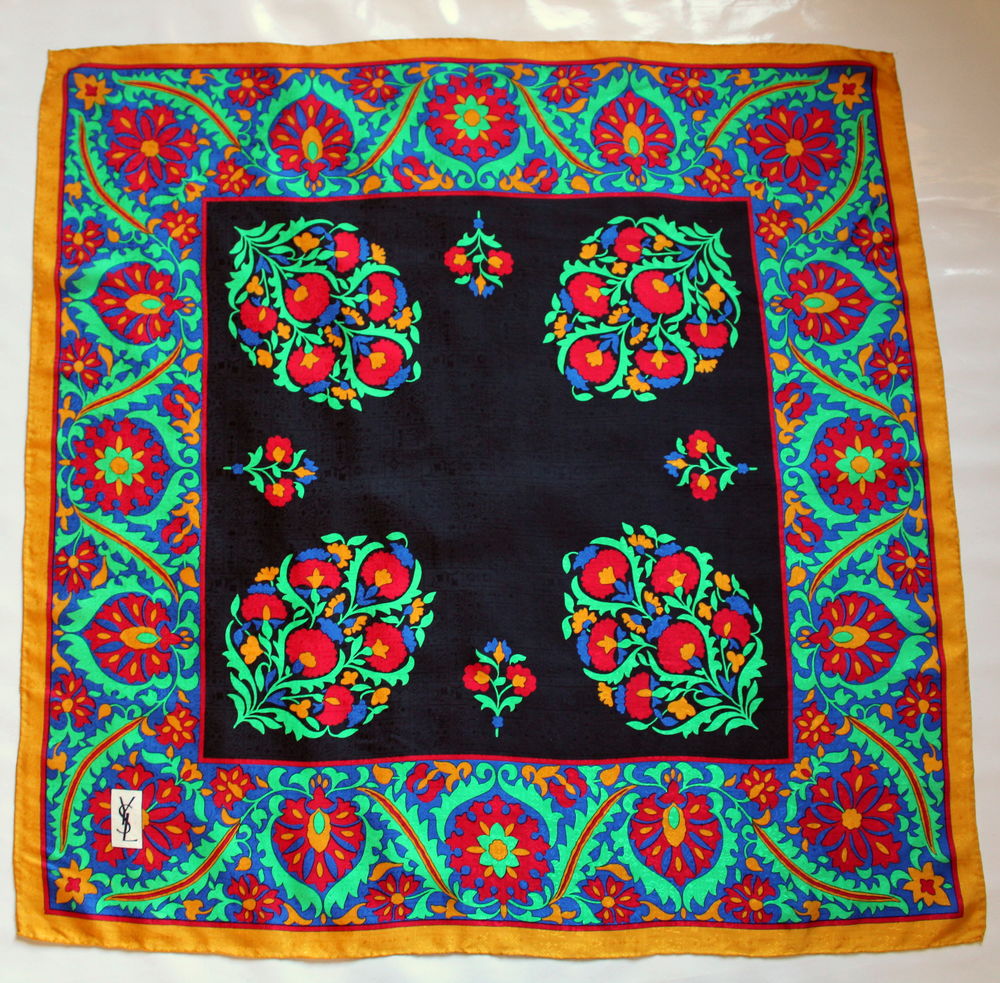 Foulard soie damass�e YVES SAINT LAURENT ?Ballets Russes? 100 Issy-les-Moulineaux (92)