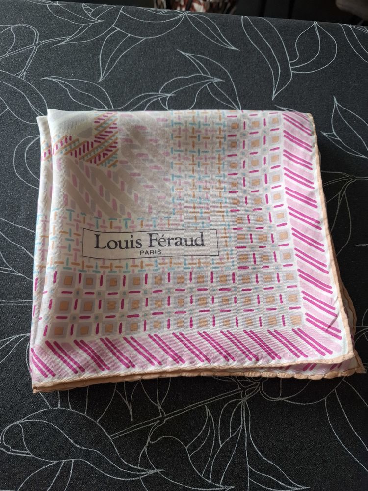 Foulard soie Louis Feraud 20 Lyon 5 (69)