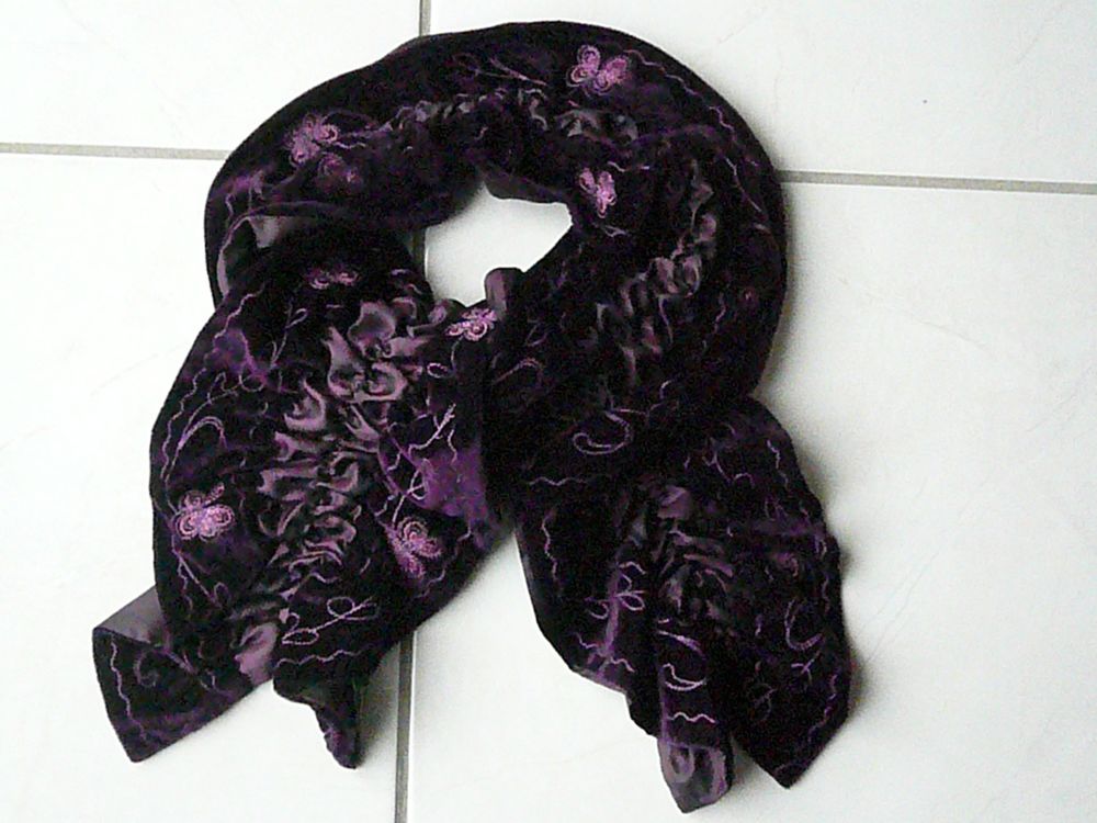 Foulard en velours et satin 12 Franqueville-Saint-Pierre (76)