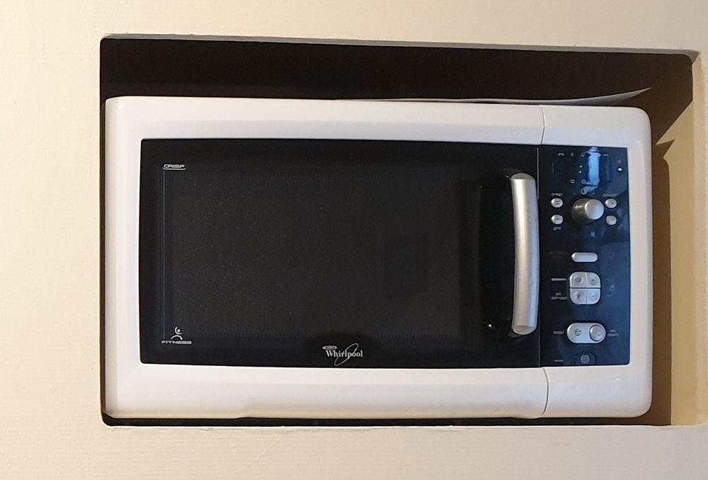Four � micro ondes Whirlpool 45 La Boissi�re-�cole (78)