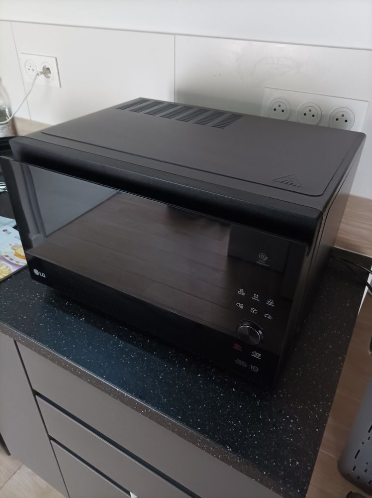 Four micro-ondes combin� 39L LG NeoChef MJ3965BCR 200 Fontainebleau (77)