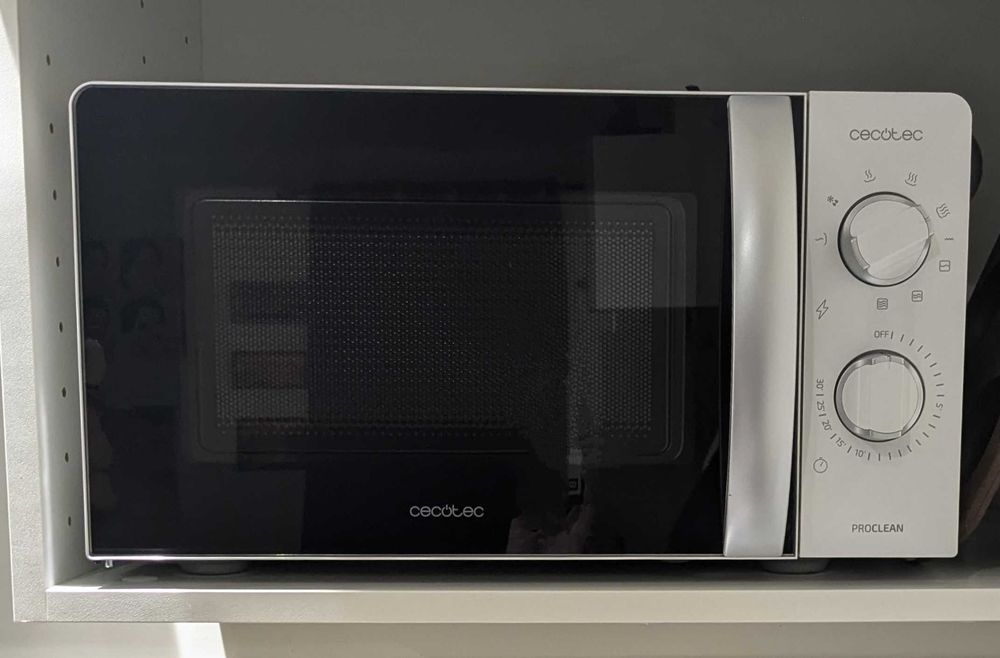 Four micro-ondes 30 L'Escar�ne (06)