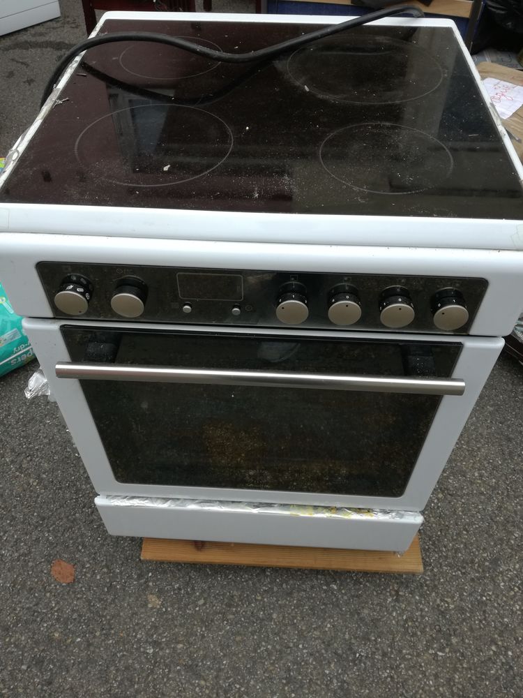 Four vitroceramique pyrolyse 200 Ornex (01)