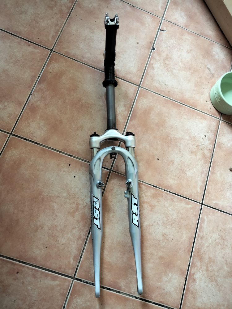 Fourche t�lesco RST GT-com 28p diam�tre 2,7cm L25,5c Tbe 40 Villeurbanne (69)