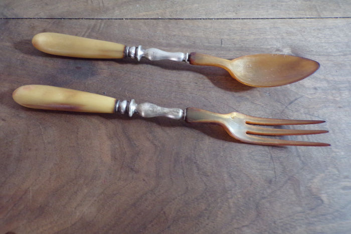 Fourchette et cuill�re de service vintage m�tal argent corne 6 Laval (53)
