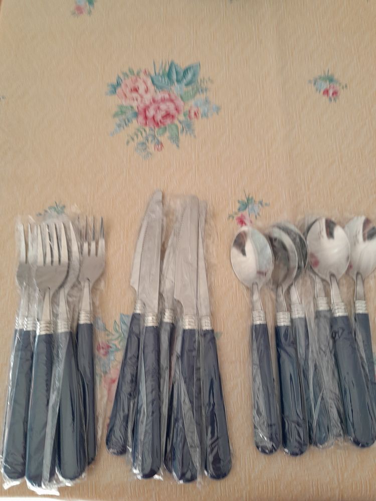 Lot de fourchettes, couteaux, petites cuill�res 8 Montblanc (34)