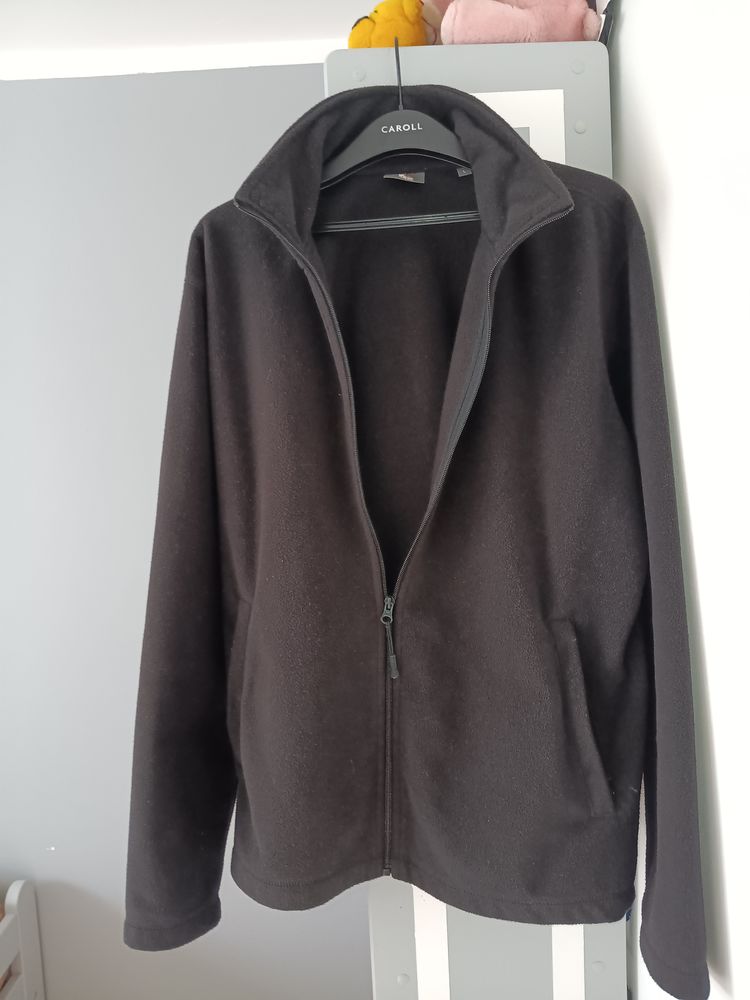 Fourrure polaire noire,taille   L , 23 Marseille 10 (13)