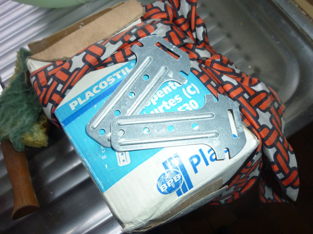 fourrure pour fixation sur bois  
8 Nice (06)