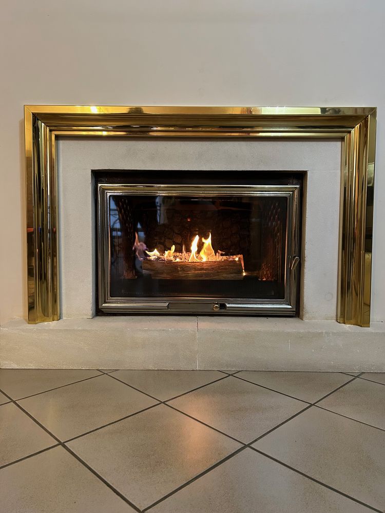 Foyer ferm� TURBO FONTE avec chemin�e pierre blanche 700 Claira (66)