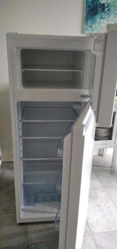 Frigidaire AYA blanc . 2 portes. �tat neuf
140 Niort (79)