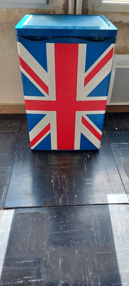 frigo avec drapeau UK sur la porte 50 Cauvigny (60)