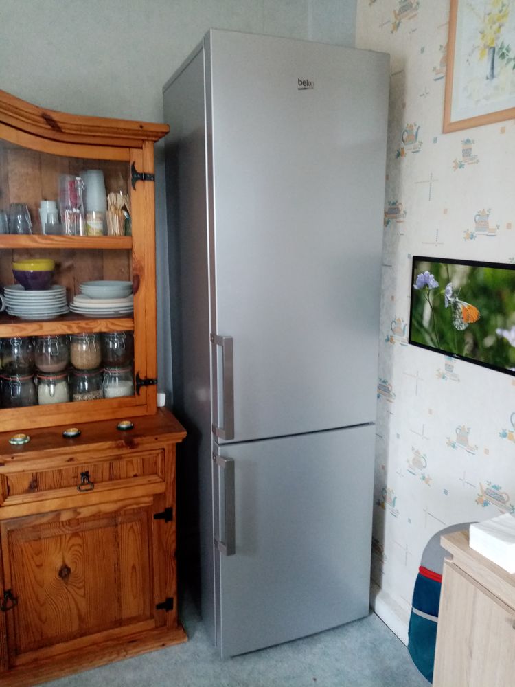 un frigo-congélateur 290 Amancy (74)