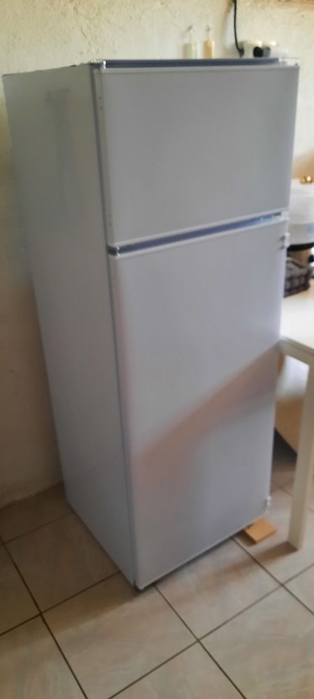 Frigo int�grable CANDY CFBD-2450 
220 litres avec cong
200 Saint-Germain (70)