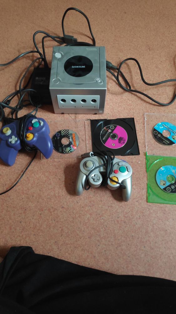 Gamecube + manettes + jeux + cartes m�moire 100 Fraize (88)