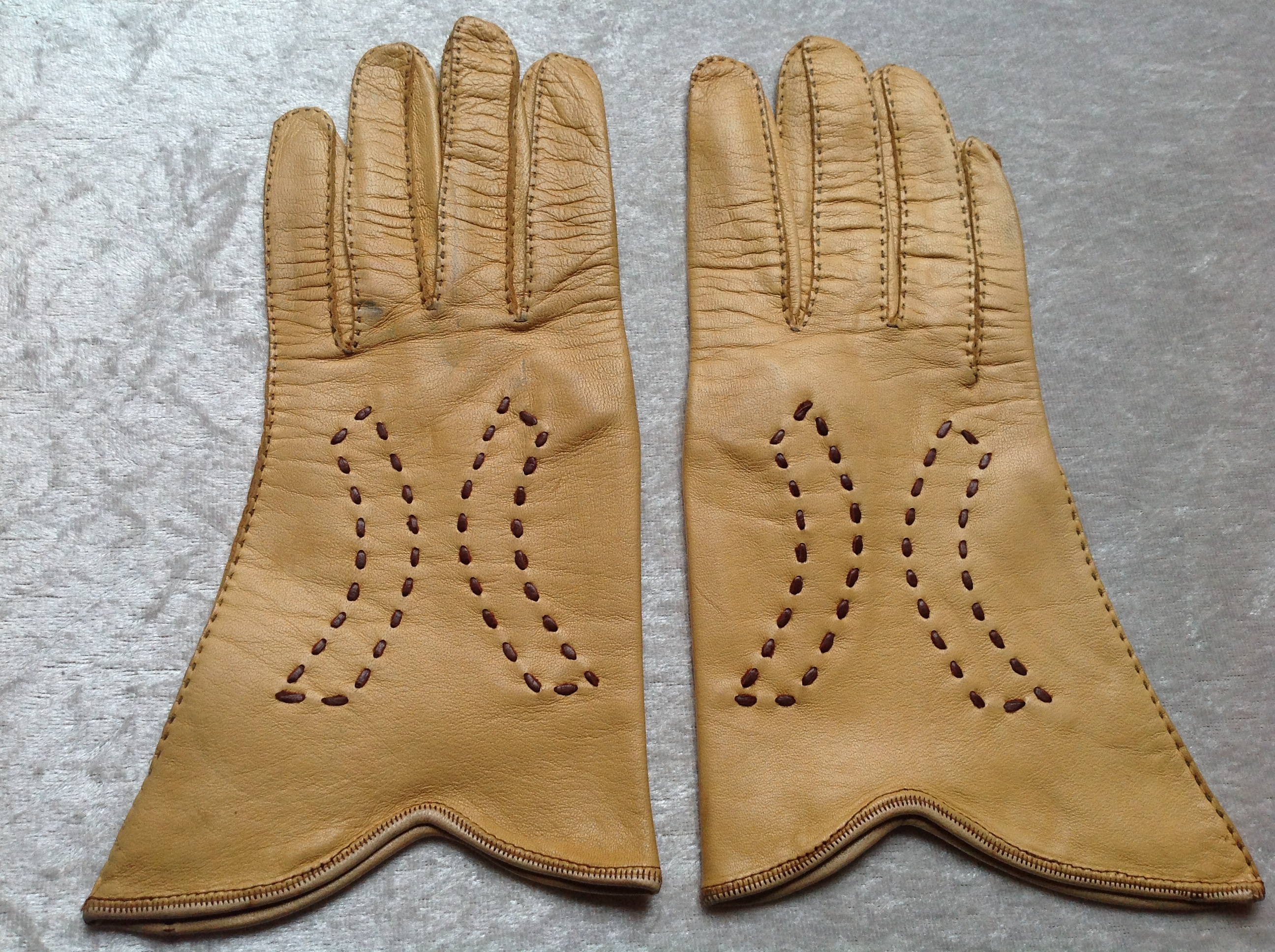 GANTS EN CUIR JAUNE MOUTARDE Envoi Possible
9 Tr�gunc (29)