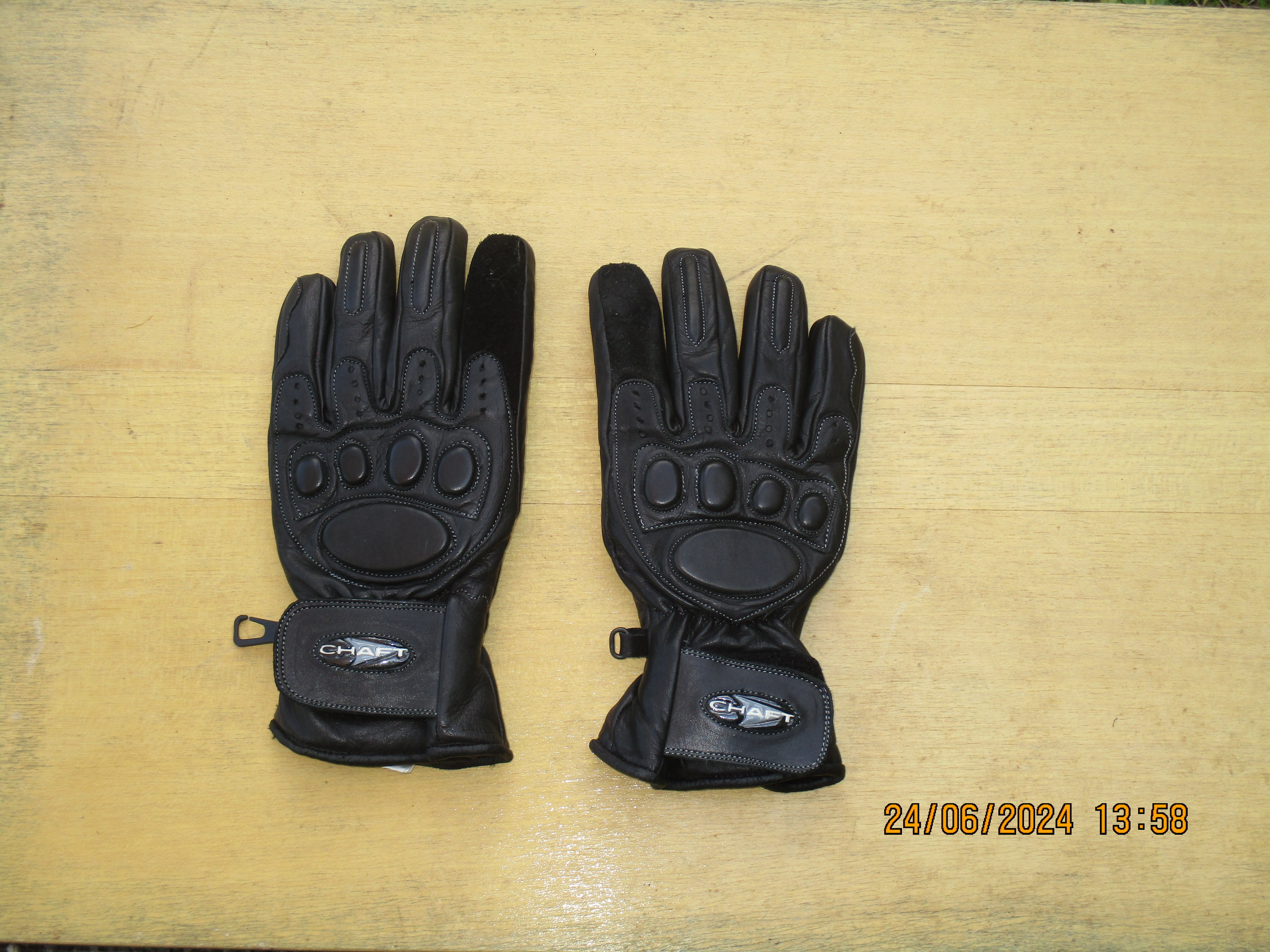 gants moto 
9 Peyrieu (01)