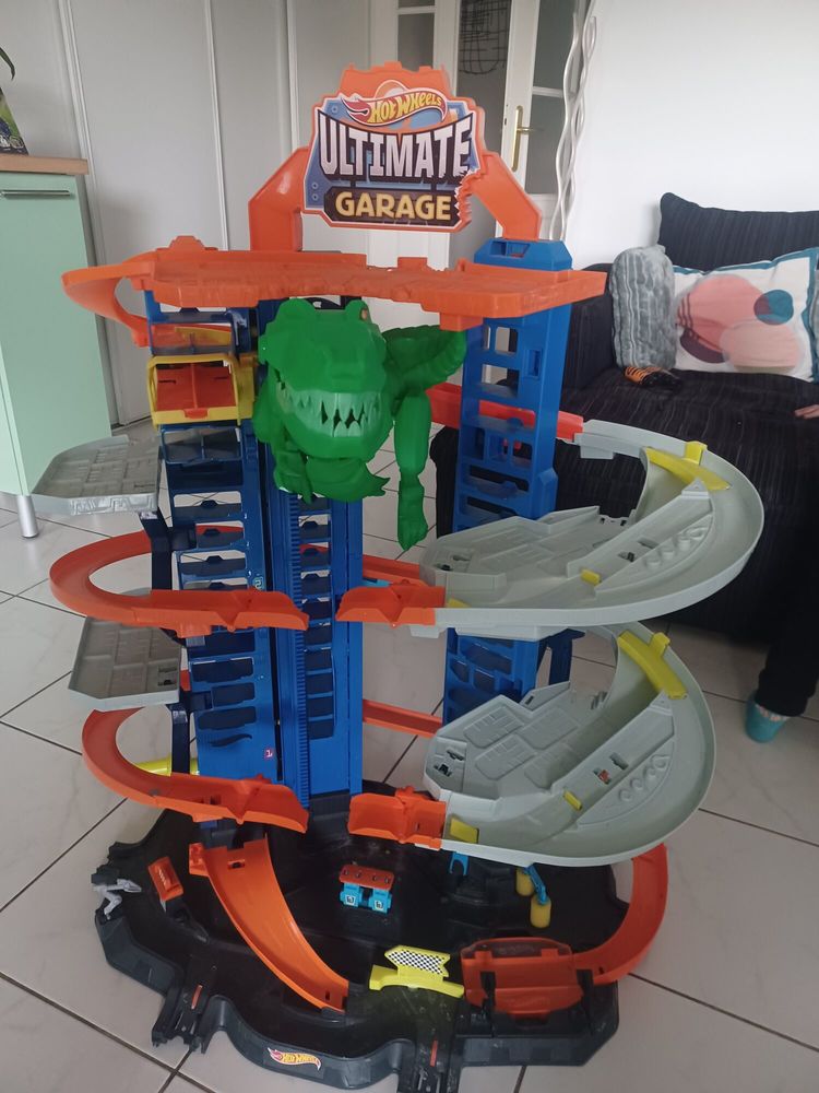 Garage hot wheels dinosaures 25 Mougins (06)