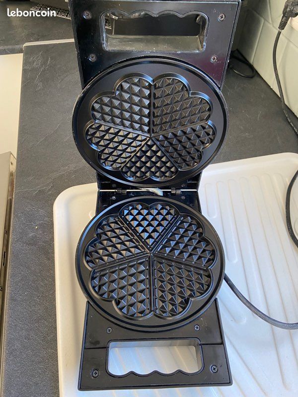 Gaufrier electrique 1200 Watts 5 gaufres forme de coeur 
1 Montpellier (34)